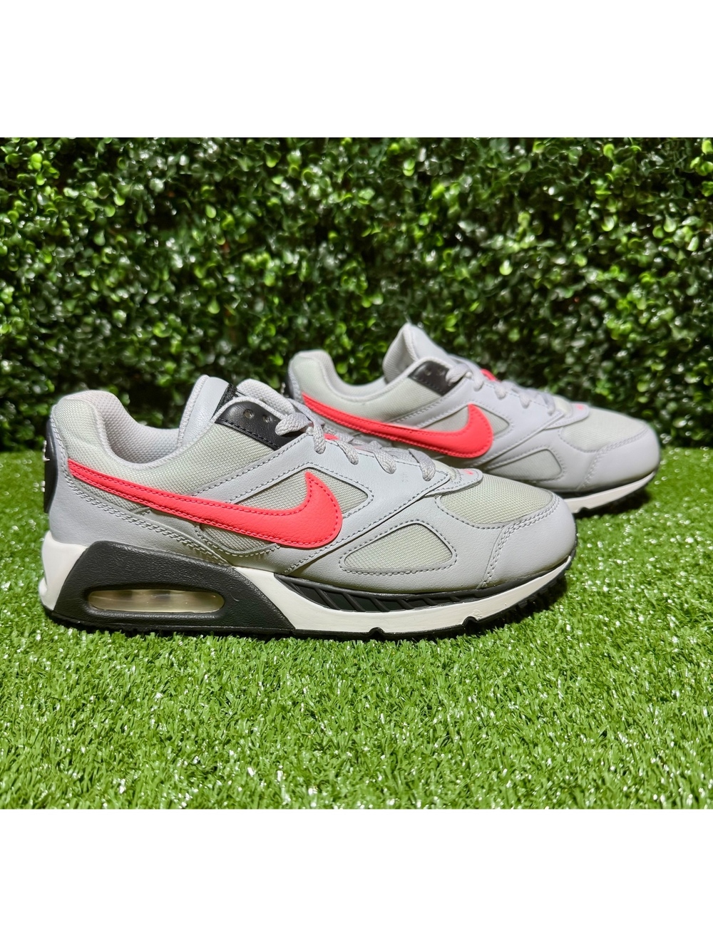 Nike Air Max IVO Grey Bright Crimson Size 6.5Y / Women’s 8